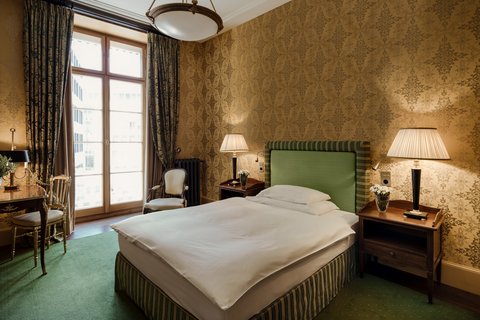 City Queen Room