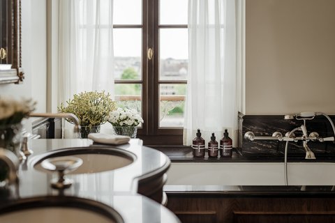 River Junior Suite Bathroom