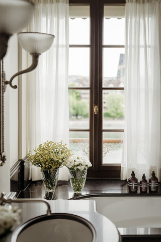 River Junior Suite Bathroom