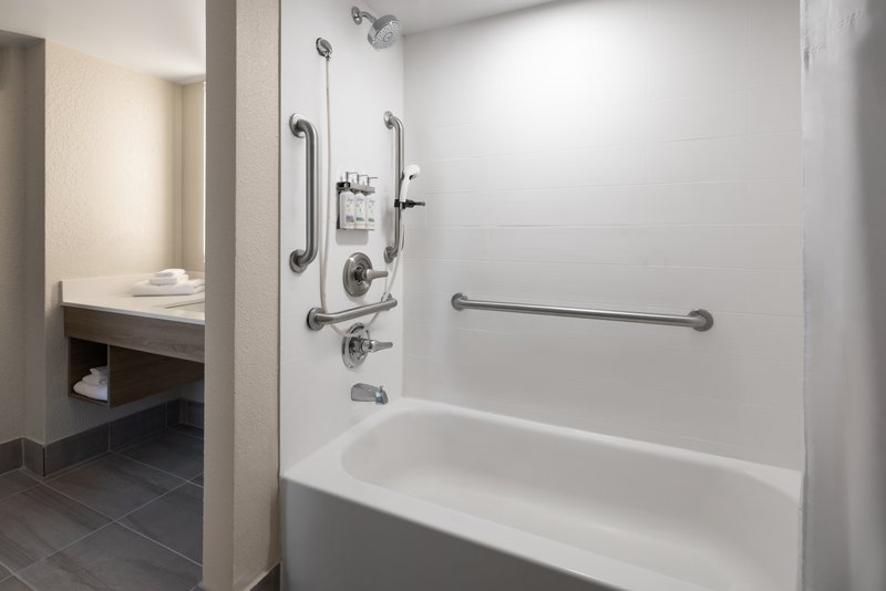 KING MOBILITY ACCESSIBLE TUB NONSMOKING