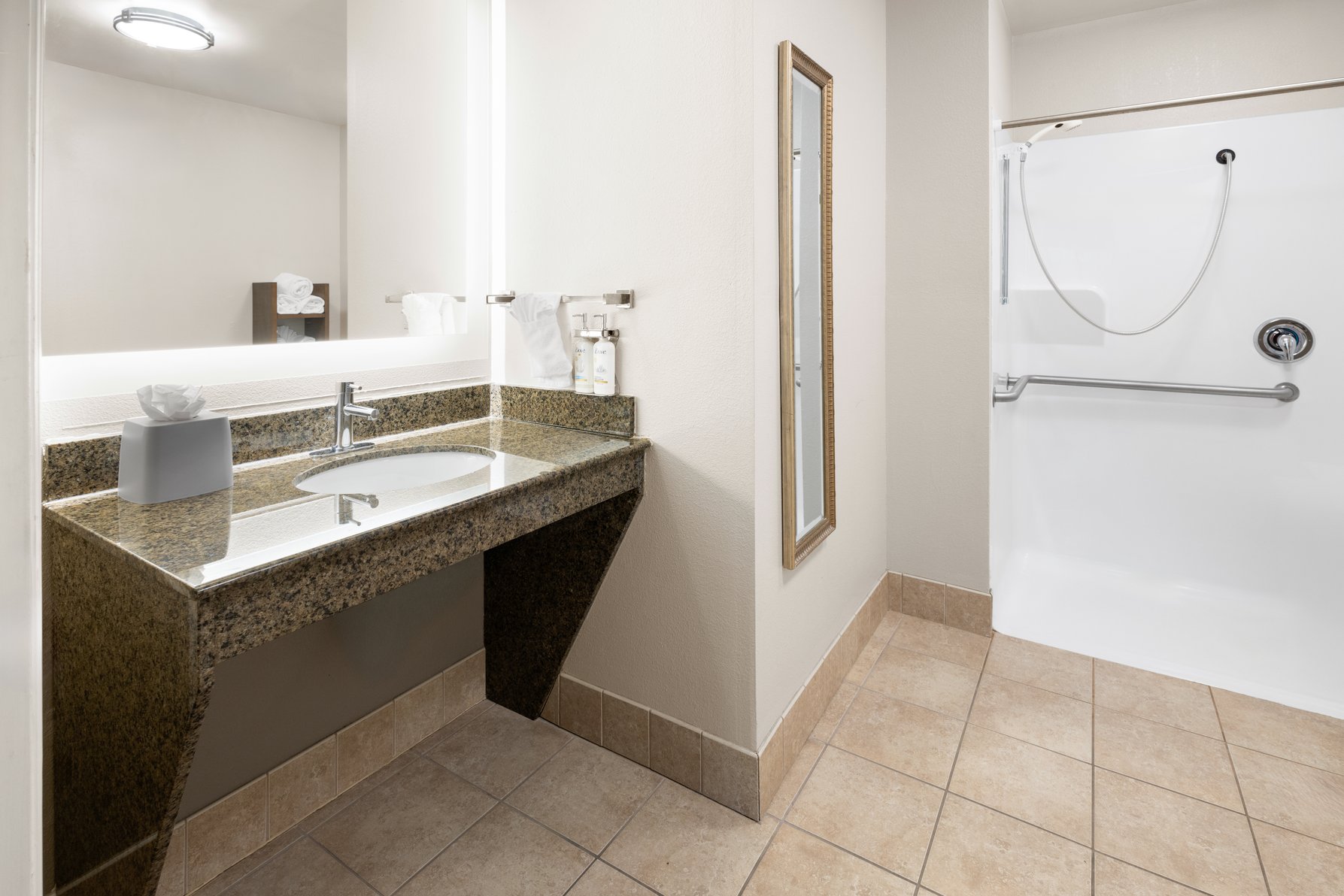 Staybridge Suites Harrisburg, an IHG Hotel Room Type - 1 Qn 1 Bdrm Suite Comm Access Roll Shwr