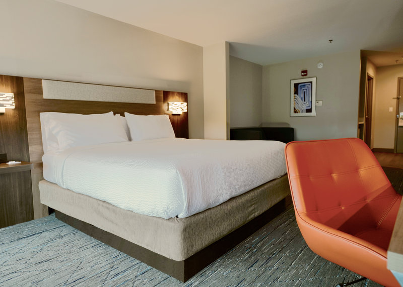 Holiday Inn Exp and Stes Smith