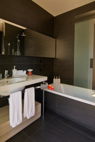 Deluxe Room - Bathroom