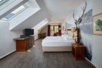 Grand Deluxe, Larger Guest room, 1 King, Garden view, Balcony