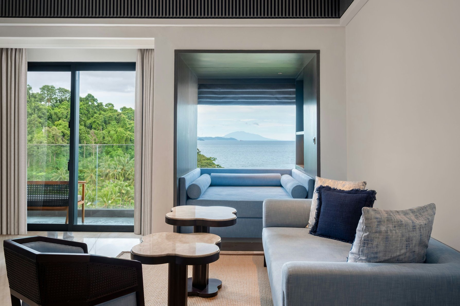 Lampung Marriott Resort & Spa Room Type - Studio Suite, Studio Suite, 1 King, Ocean facing view, High floor, Tub, Balcony: 2