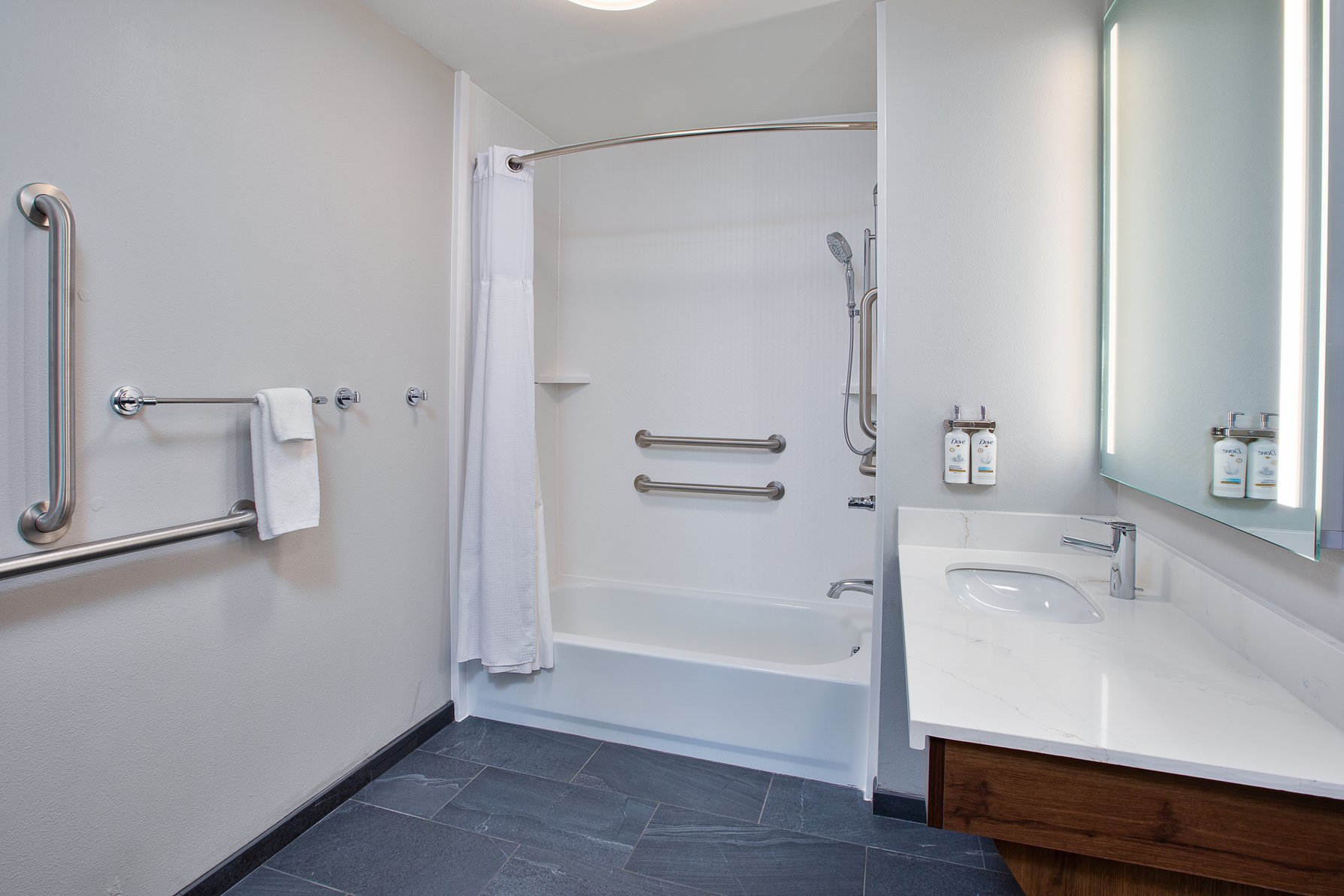 Staybridge Suites BISMARCK, an IHG hotel Room Type - 1 Queen Studio Suite Mobil Access Tub