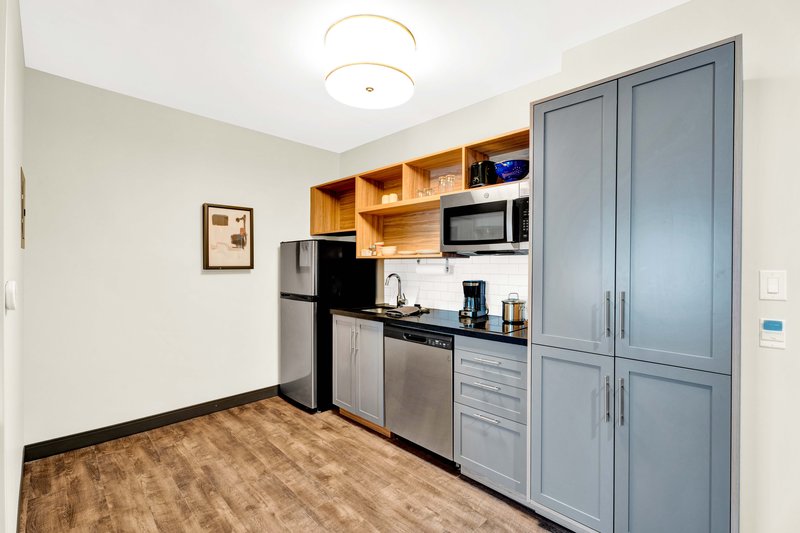 1 King Studio Suite with Full Kitchen