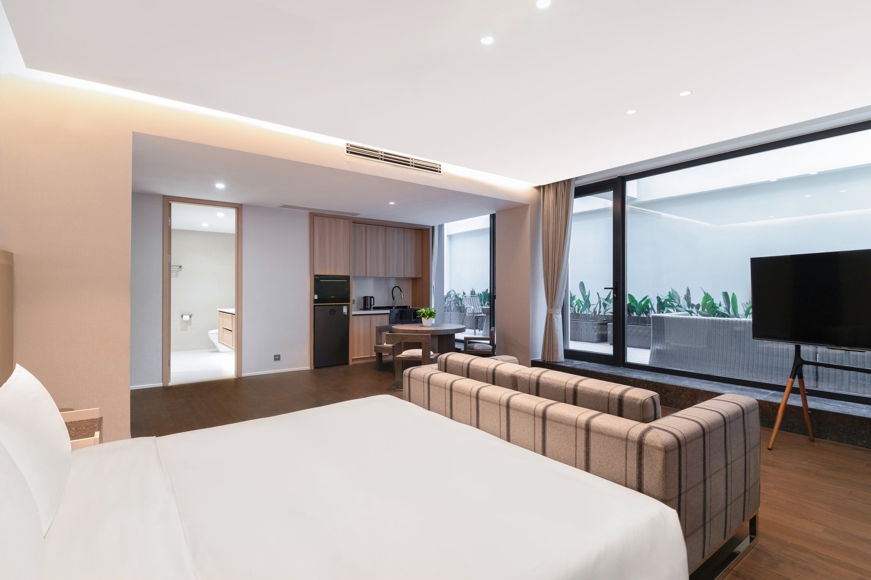 InterContinental Hotels SHANGHAI JING'AN SERVICED APT. by IHG Room Type - 1 King Junior Suite Dining Kitchen Bathtub