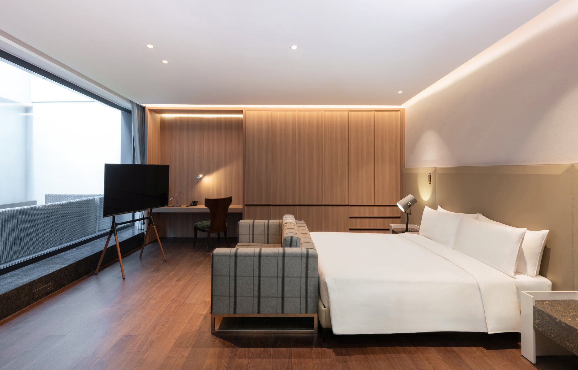 InterContinental Hotels SHANGHAI JING'AN SERVICED APT. by IHG Room Type - 1 King Junior Suite Suzhou Creek View Dining Kicthen