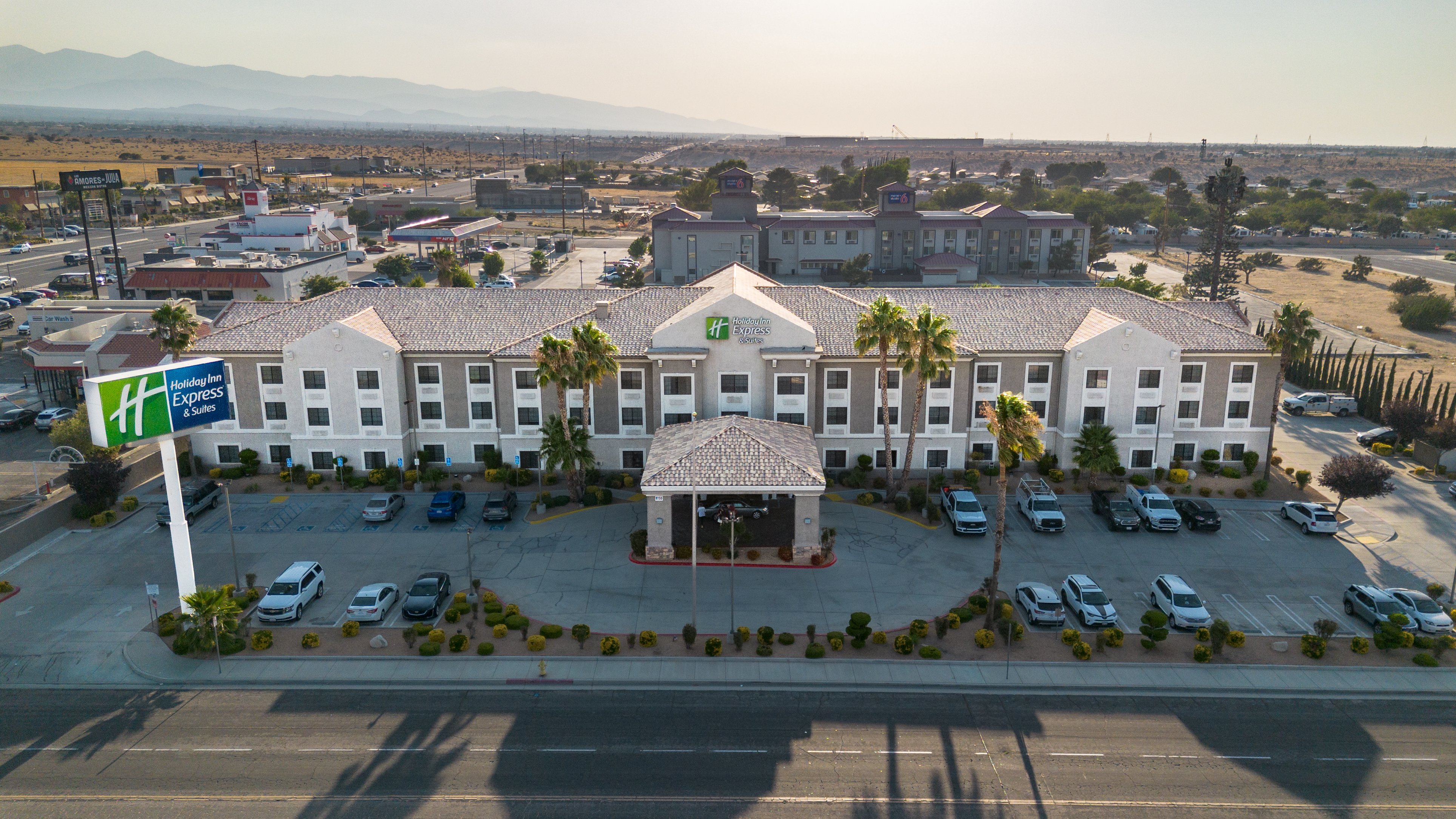 Holiday Inn Express Hotel & Suites
