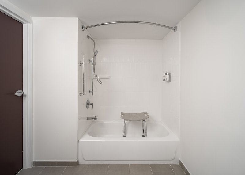 1 King Standard Mobility Accessible Tub