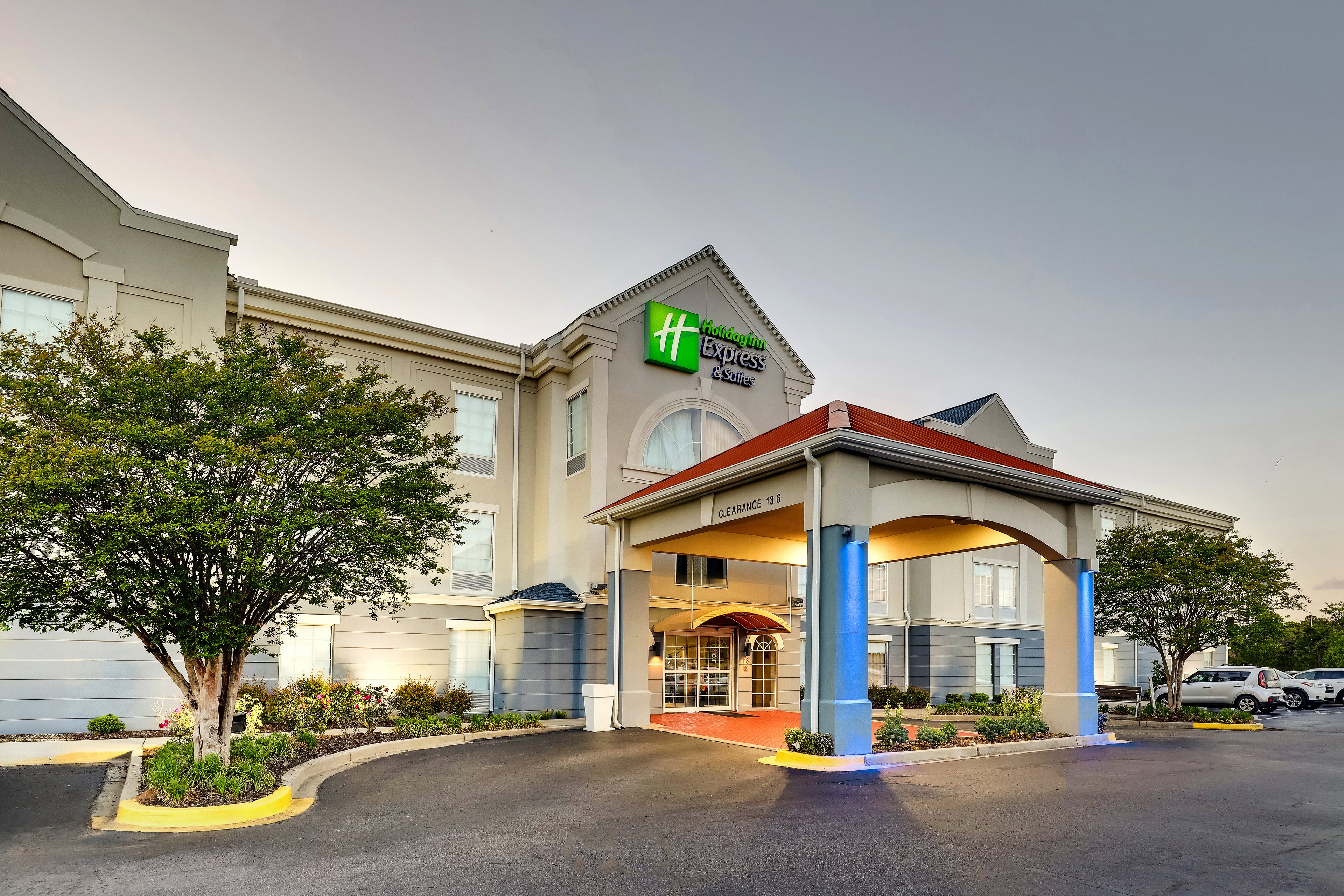 Holiday Inn Express Hotel & Suites