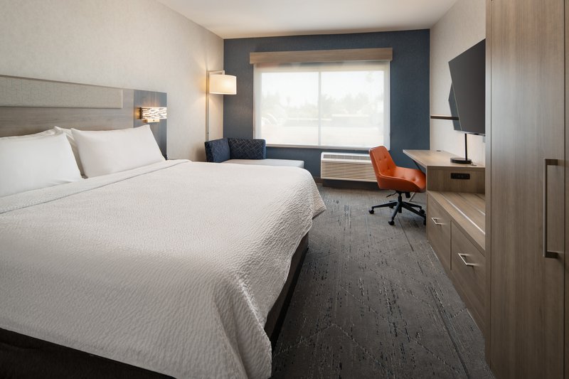 Holiday Inn Express and Suites Fresno Airport