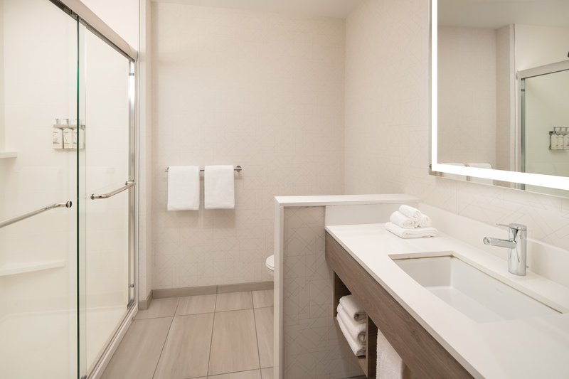 Holiday Inn Express and Suites Fresno Airport