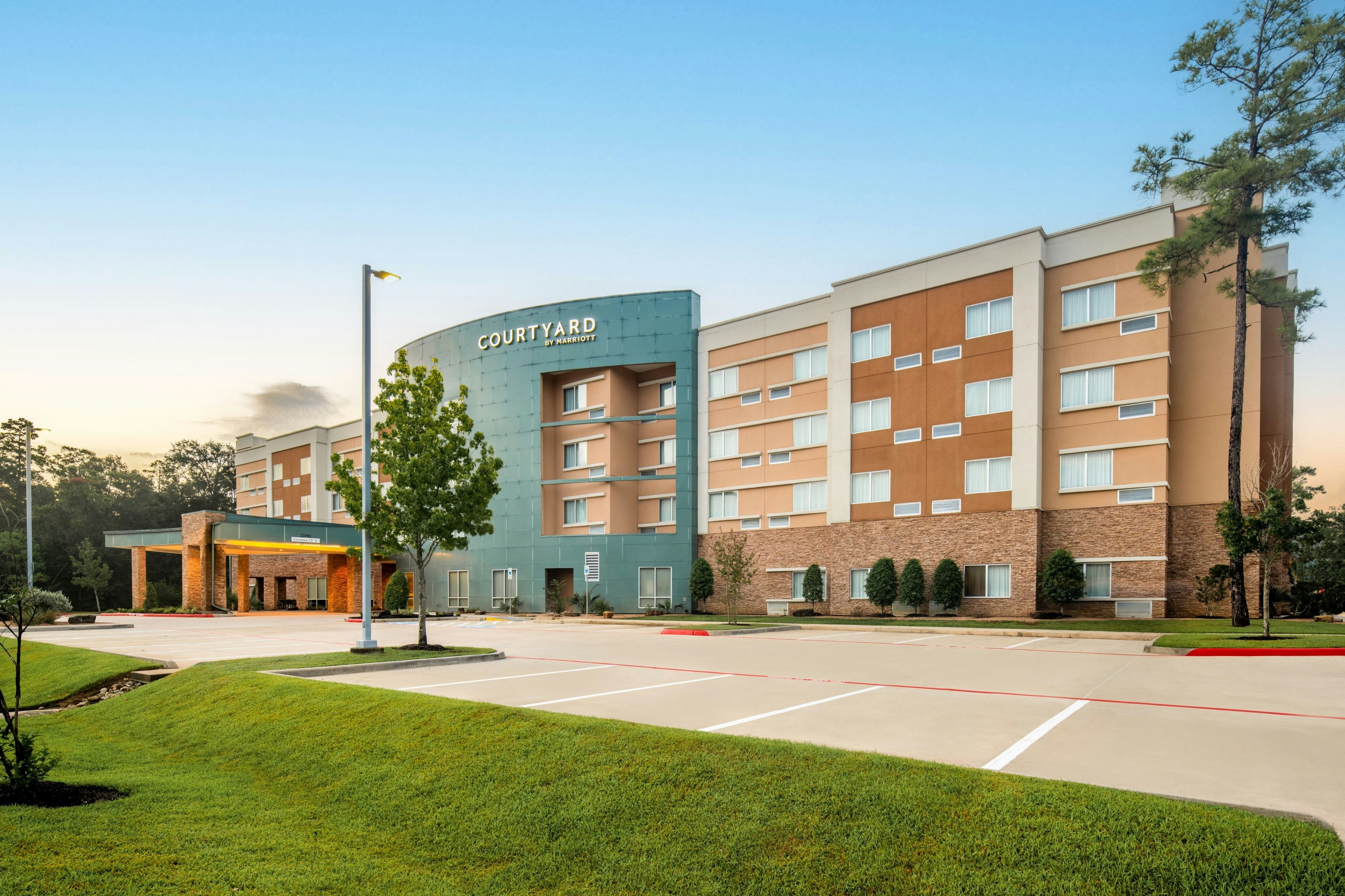 Courtyard Houston Springwoods Village