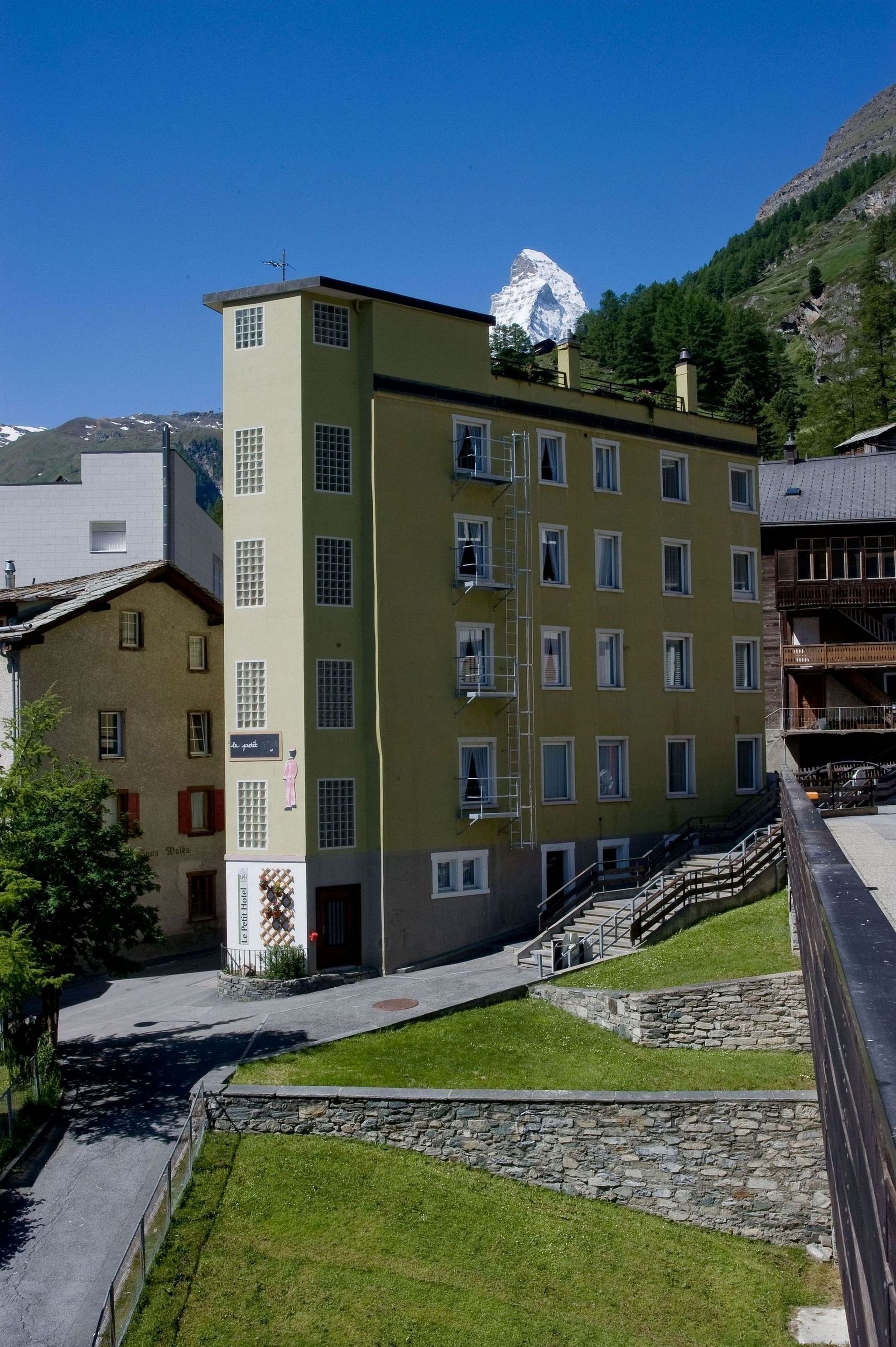 Le Petit Charme Inn