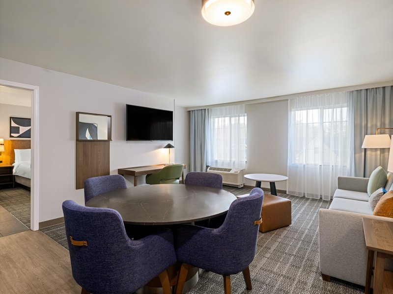 1 BDRM CONFERENCE SUITE 1 QUEEN NONSMOKE