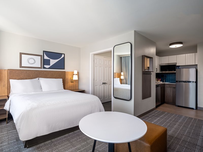 QUEEN RIVERVIEW STUDIO SUITE NONSMOKING