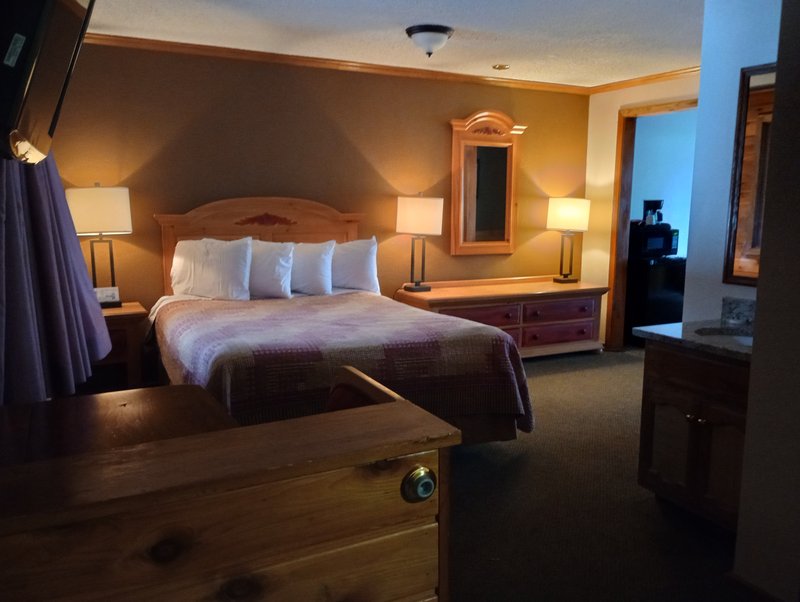 Lake View Two Queen Hot Tub Guestroom Non Smoking
