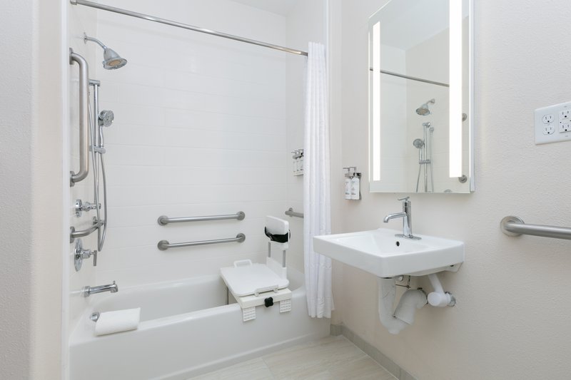 QUEEN HEAR MOBILITY ACCESSIBLE TUB NOSMK