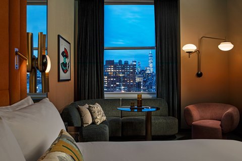 Premier King  Guest Room - Night City View