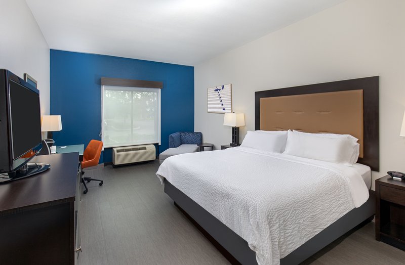 Holiday Inn Express and Suites Cleveland Northwest