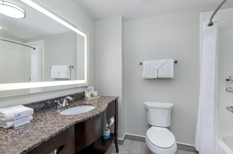 Holiday Inn Express and Suites Cleveland Northwest