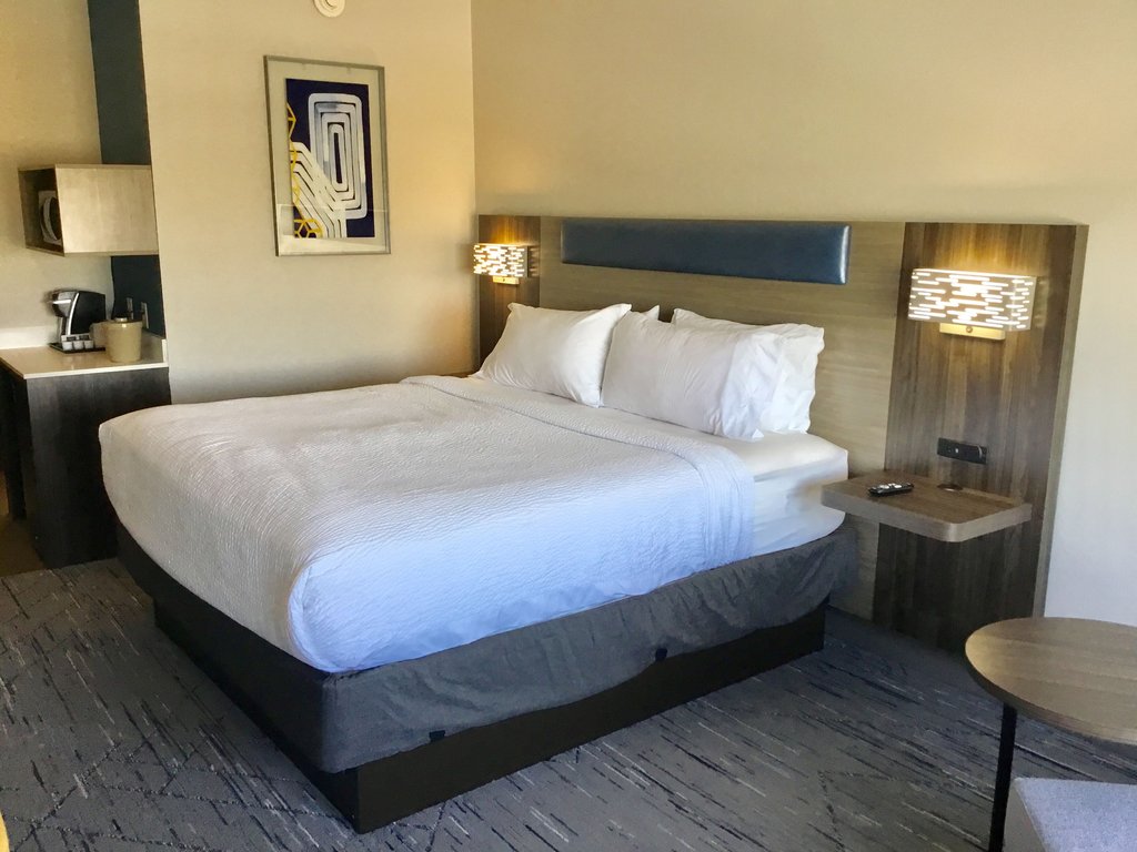 Holiday Inn Express & Suites PRATT, Barton