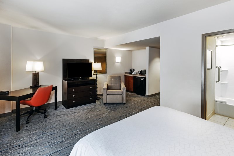 Holiday Inn Express – Military Building 592