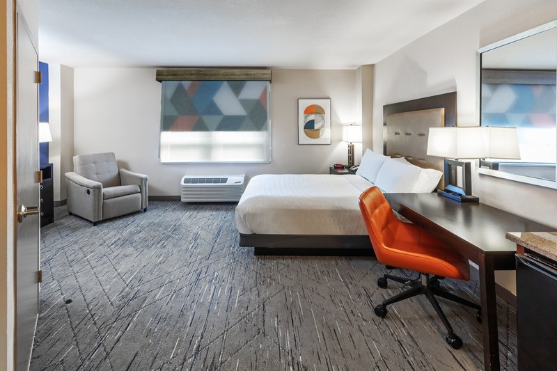 Holiday Inn Express – Military Building 592