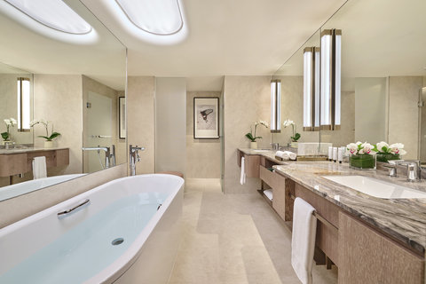 Premier Marina Bay Suite Bathroom