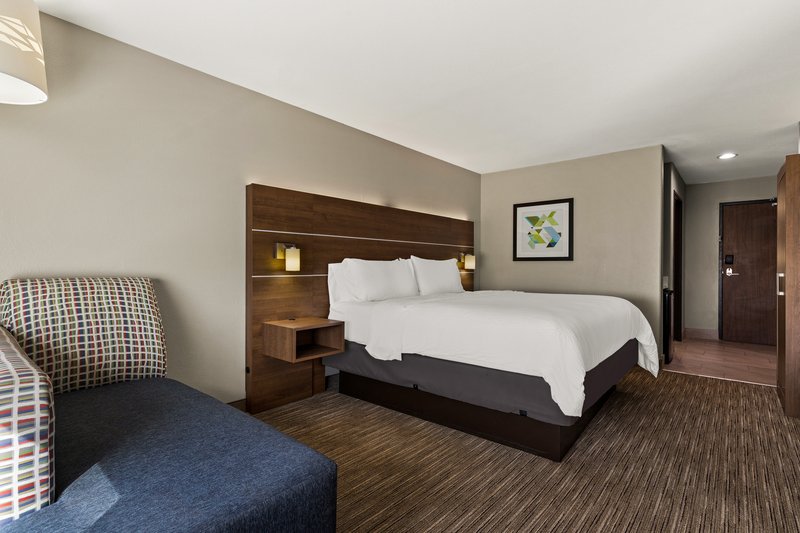 HOLIDAY INN EXPRESS HOTEL & SUITES OKMULGEE