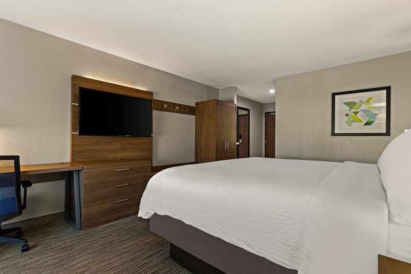 HOLIDAY INN EXPRESS HOTEL & SUITES OKMULGEE