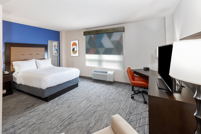 Holiday Inn Express – Military Building 592