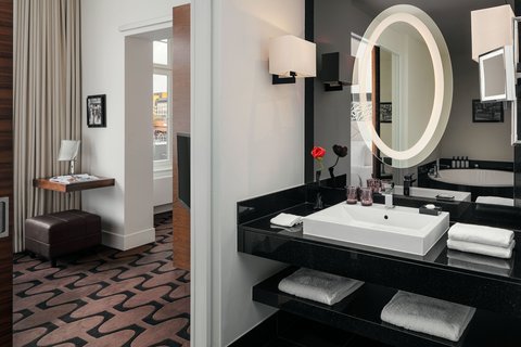 Baño de la suite con balcón