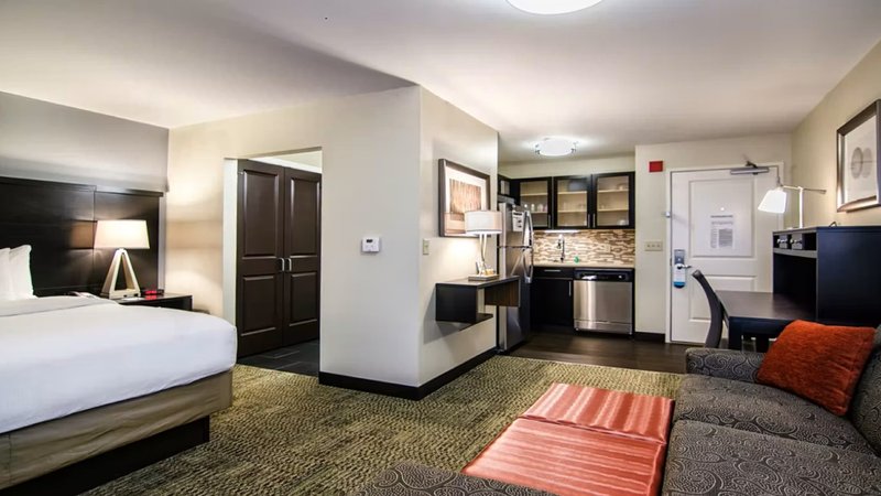 STAYBRIDGE SUITES MARQUETTE