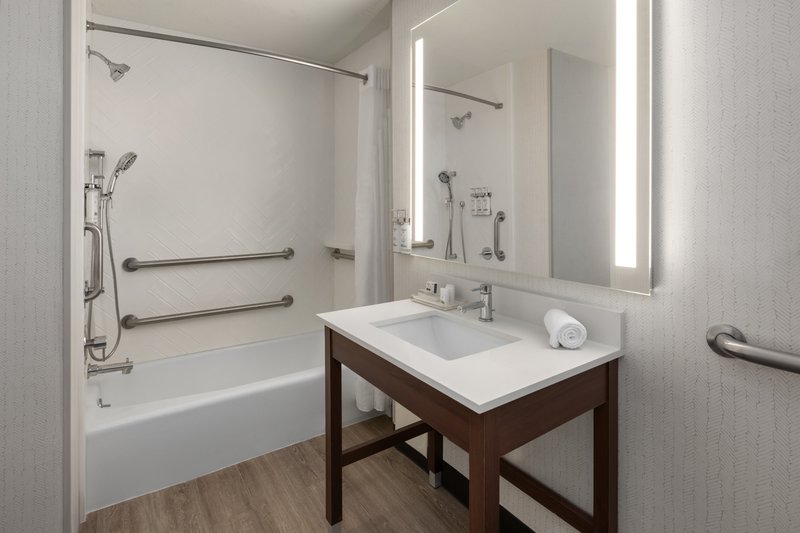 KING EXEC MOBILITY ACCESSIBLE TUB NOSMK