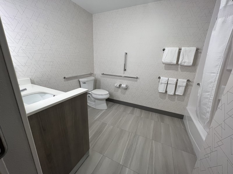 1 King Bed Ste Mobil Acc Tub Kitchen