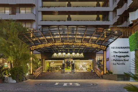entrada nocturna exterior hotel