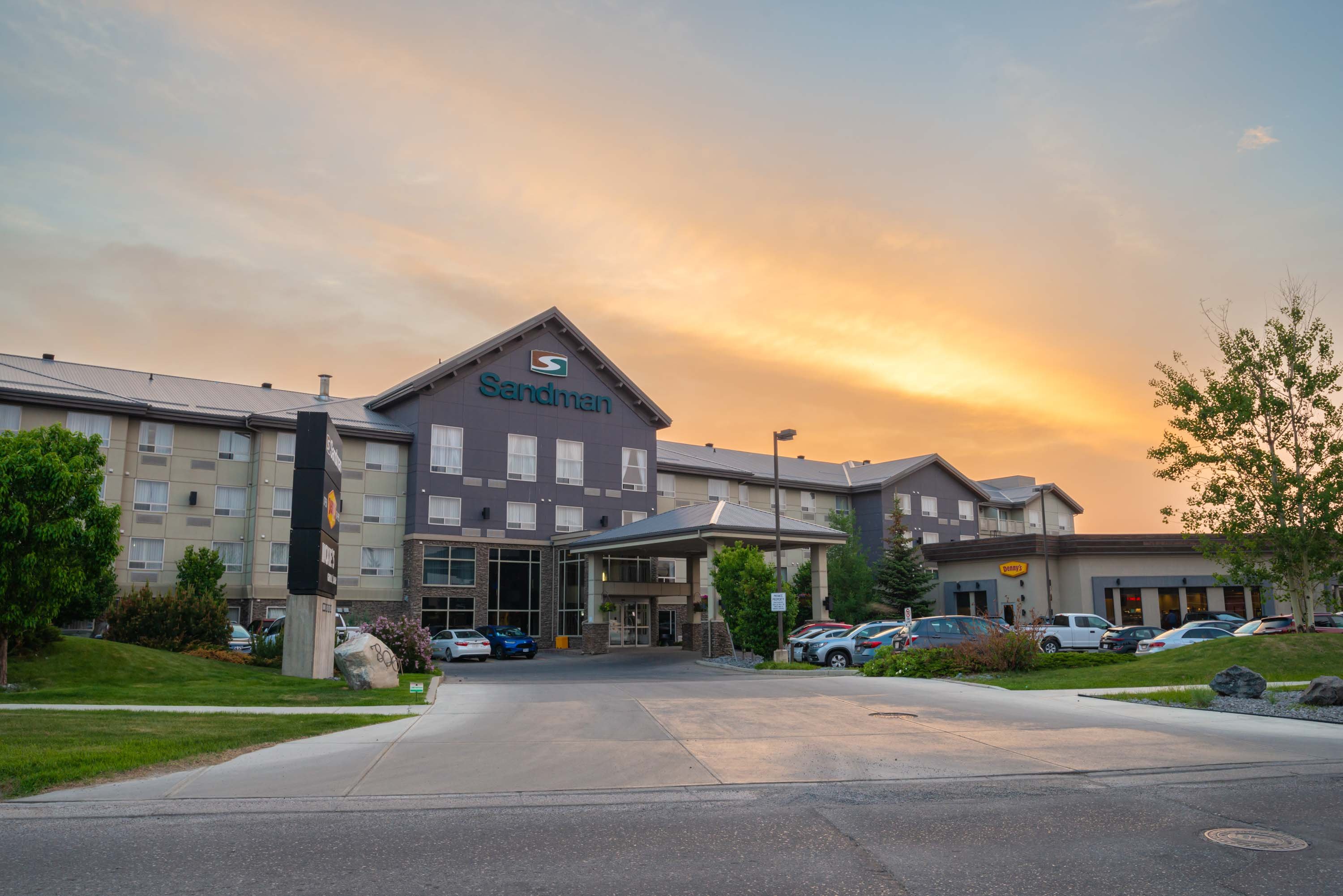 Sandman Hotel & Stes Calgary South