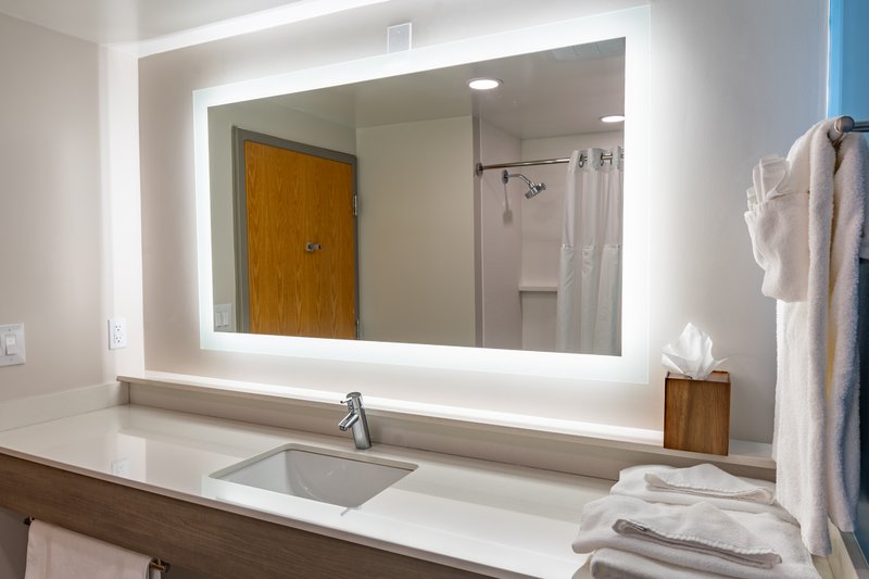 HOLIDAY INN EXPSTES CARNEYS PT