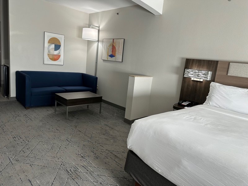 HOLIDAY INN EXP STES ENNIS