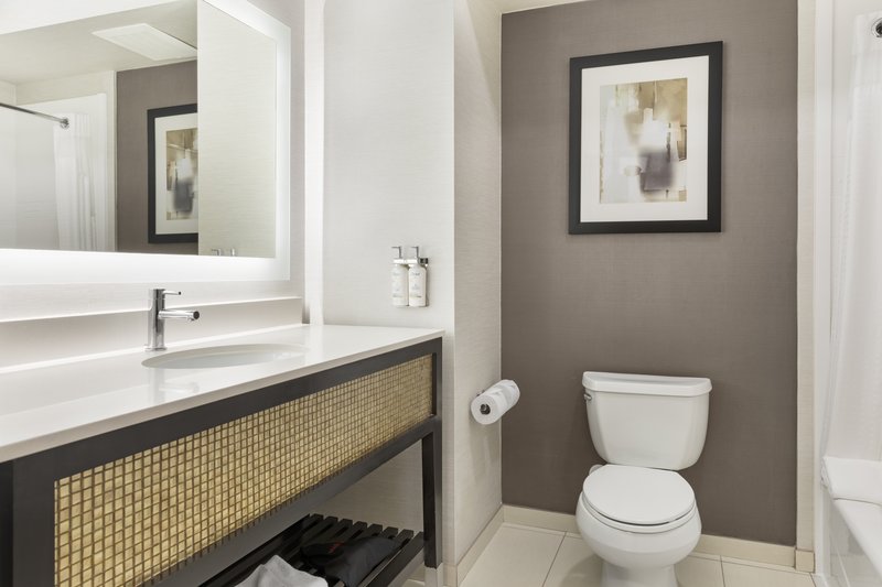 Holiday Inn Express and Suites Anaheim Resort Area