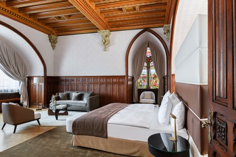 Knight's Suite