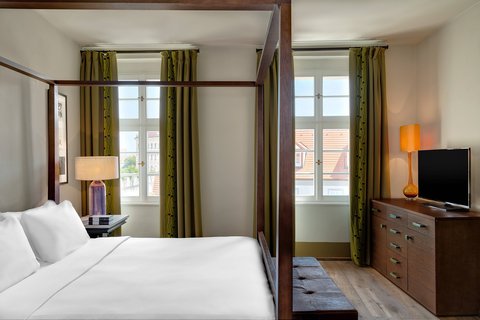 Executive Suite Bedroom - King Bed