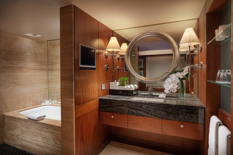 Mandarin Oriental Hong Kong Hotel Room Statue Square View Bathroom New