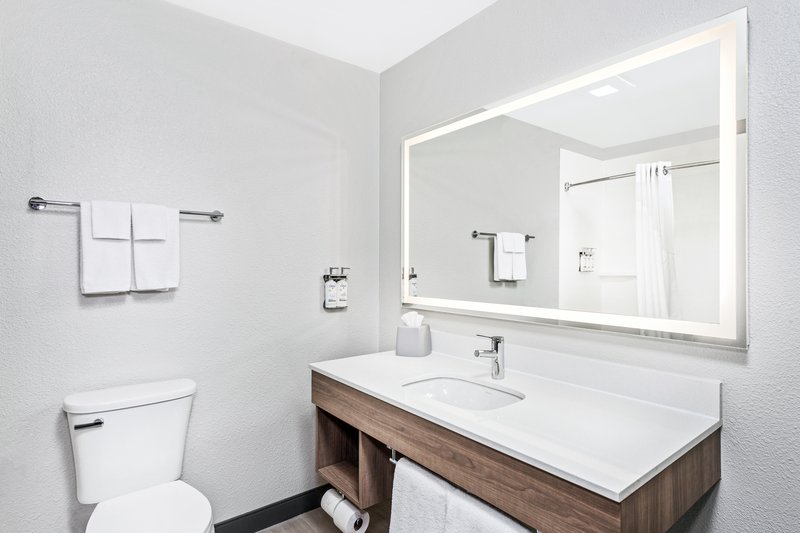 HOLIDAY INN EXPRESS HOTEL AND SUITE