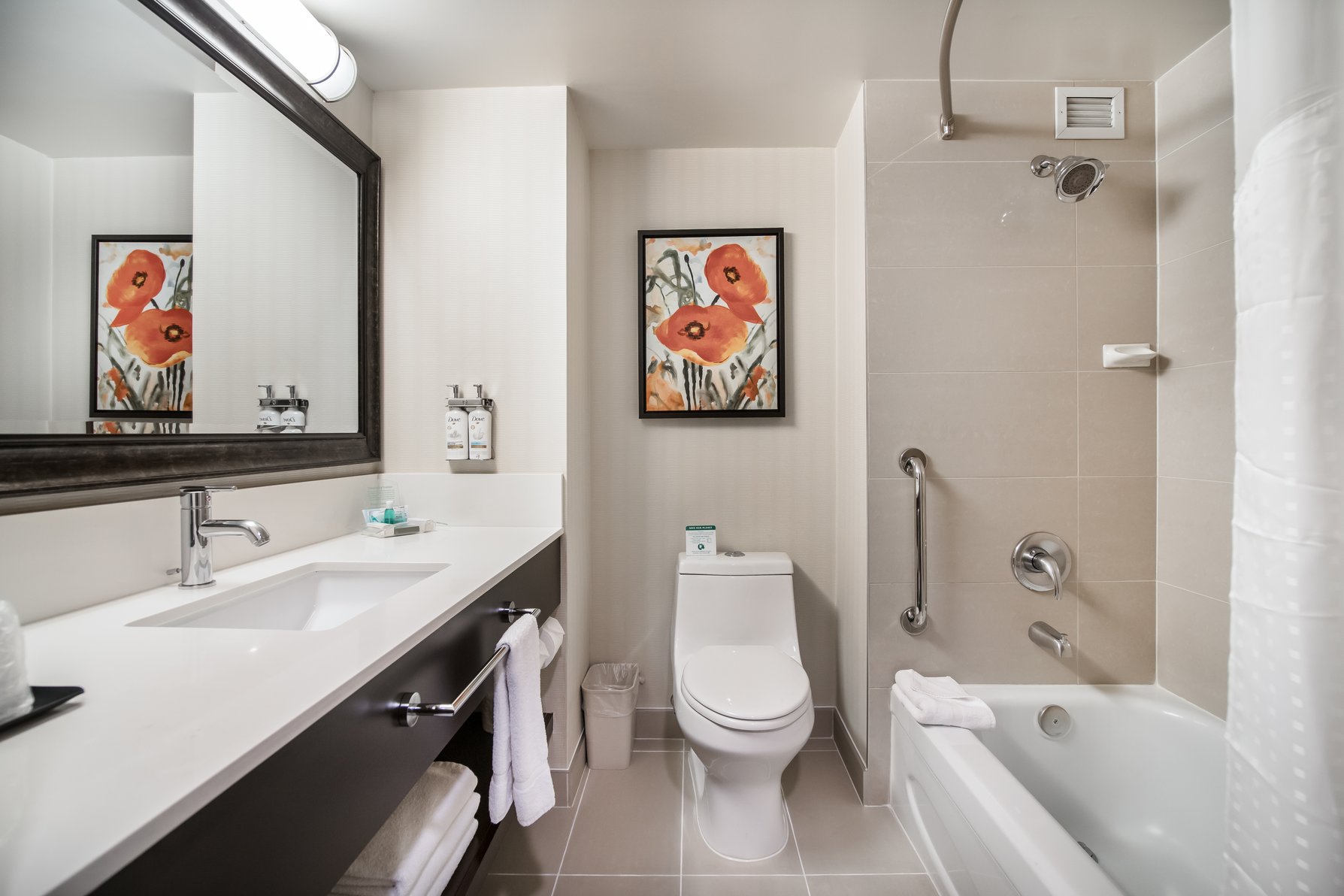 Holiday Inn Vancouver Centre Room Type - Standard Double Room with Balcony Holiday Inn Vancouver Centre Room Type - Standard Double Room with Balcony