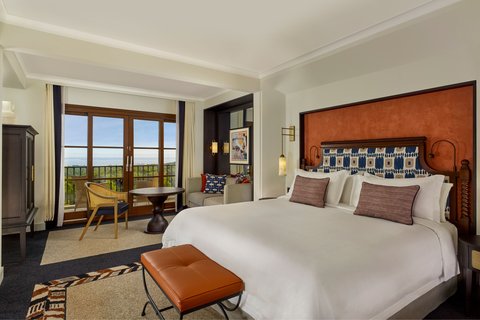 Grand Deluxe con balcón y vista a la bahía - Dormitorio con cama tamaño King