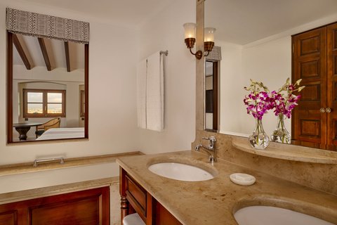 Deluxe Guest Room Bay View - Bathroom